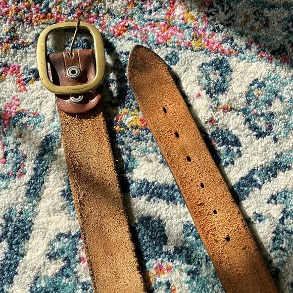SOLD Vintage brown tooled leather brown belt with brass buckle size 31-36 - Picture 9 of 10